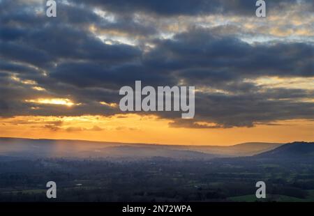 Vue superposée sur le coucher du soleil depuis Colley Hill entre Reigate et Dorking à Surrey, Royaume-Uni. Région de Surrey Hills d'une beauté naturelle exceptionnelle. Banque D'Images