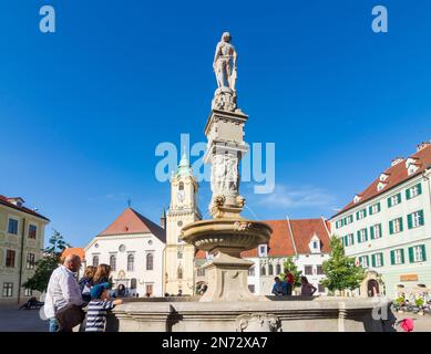 Bratislava (Pressburg), ancien hôtel de ville (Sta radnica), place principale, fontaine Maximilian en Slovaquie Banque D'Images