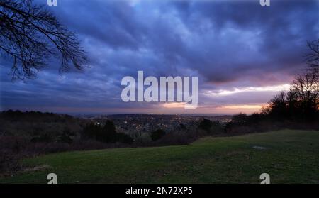 Vue vers Reigate et l'aéroport de Gatwick depuis Reigate Hill Viewpoint à Surrey, Royaume-Uni. Région de Surrey Hills d'une beauté naturelle exceptionnelle sur les North Downs Banque D'Images