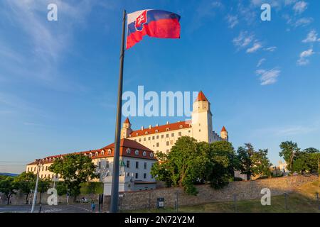 Bratislava (Pressburg), Château de Bratislava (30.lavsky hrad), drapeau slovaque en Slovaquie Banque D'Images