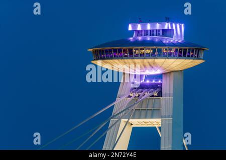 Bratislava (Pressburg), plate-forme d'observation et restaurant de la plupart des SNP (pont du soulèvement national slovaque) en Slovaquie Banque D'Images