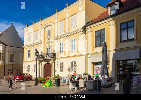 Györ (Raab), place Becsi kapu tér (Wiener Tor Platz, place de la porte de Vienne), Ott House, restaurant à Györ-Moson-Sopron, Hongrie Banque D'Images