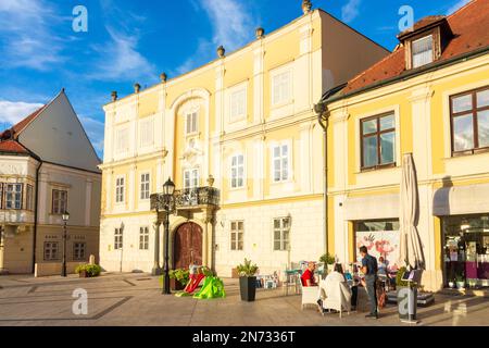 Györ (Raab), place Becsi kapu tér (Wiener Tor Platz, place de la porte de Vienne), Ott House, restaurant à Györ-Moson-Sopron, Hongrie Banque D'Images