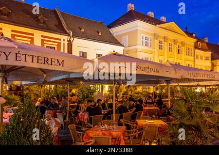 Györ (Raab), place Szechenyi, restaurant à Györ-Moson-Sopron, Hongrie Banque D'Images