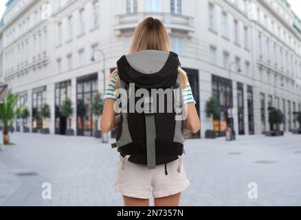 Voyageur avec sac à dos dans la ville étrangère pendant les vacances d'été, vue arrière Banque D'Images