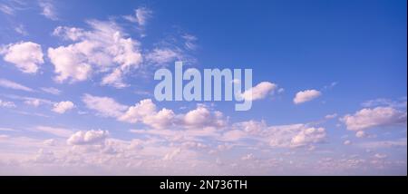 Magnifique ciel bleu avec des nuages blancs, panorama Banque D'Images