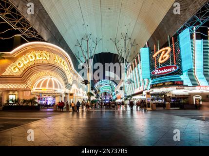 Las Vegas, le Freemont Street Experience avec le Golden Nugget et les casinos en fer à cheval de Binion. Visualisation linéaire dans un panorama multiperspective Banque D'Images