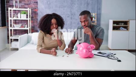 Un couple africain heureux qui prend sa retraite Finances Plan et argent Budget Banque D'Images