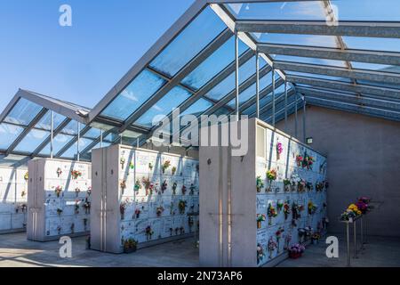 Saint-Avold (Sankt Avold, Sänt Avuur), mur de columbarium au cimetière de Lorraine (Lothringen), Moselle (Moselle), France Banque D'Images