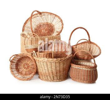 Plusieurs paniers en osier différents isolés sur blanc Banque D'Images