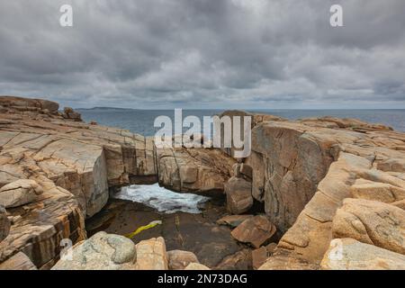 Gros plan du pont naturel phénomène naturel des rochers et est une attraction touristique dans le parc national de Torndirrup sur la côte sud de l'Aust occidentale Banque D'Images
