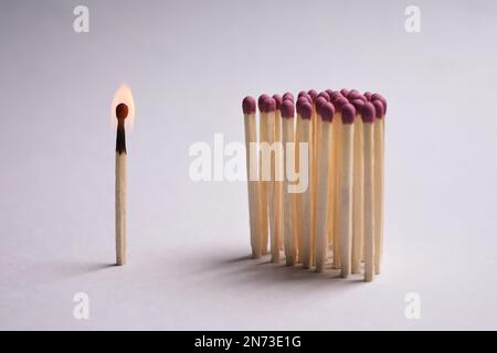 Groupe de allumettes en bois et de brûler un sur fond gris clair Banque D'Images