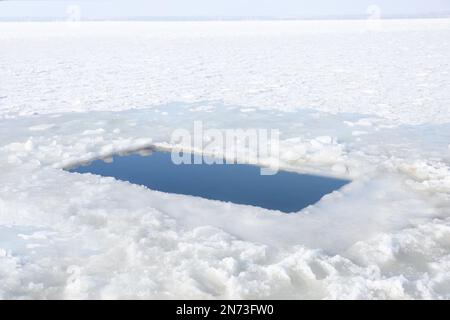 Trou de glace dans la rivière le jour d'hiver. Rituel de baptême Banque D'Images