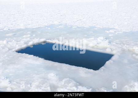 Trou de glace dans la rivière le jour d'hiver. Rituel de baptême Banque D'Images