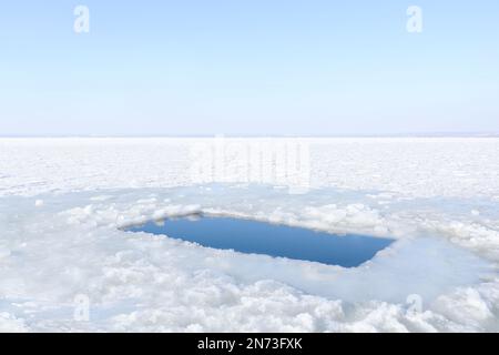 Trou de glace dans la rivière le jour d'hiver. Rituel de baptême Banque D'Images