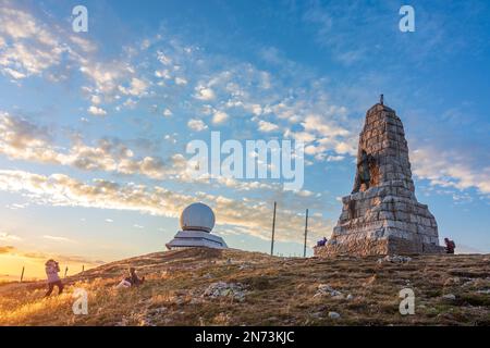 Montagnes des Vosges (Vogesen), randonneur à la montagne Grand ballon (Großer Belchen), Memorial Diables Bleus Grand ballon, station radar de contrôle de la circulation aérienne en Alsace (Elsss), Haut-Rhin (Oberelsss), France Banque D'Images