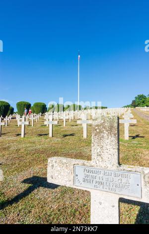 Montagnes des Vosges (Vogesen), cimetière de guerre à Hartmannswillerkopf (vieil Armand, Hartmannsweiler Kopf), monument national, vue de la première Guerre mondiale pour les combats qui ont eu lieu dans les tranchées ici, drapeau français, pierres à tête en Alsace (Elsass), Haut-Rhin (Oberelsass), France Banque D'Images