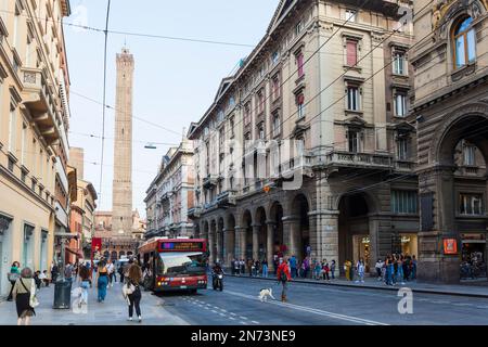 Via Rizzoli à Bologne, Italie, avec Torre Asinelli en arrière-plan Banque D'Images