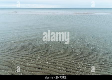 Côte de la mer Baltique près de Prerow, eau peu profonde à surface lisse, structure ondulée de sable, vue calme à l'horizon Banque D'Images