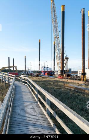 Mer Baltique, Prerow, port d'urgence Darßer Ort, entrée du port, chantier de construction, grues Banque D'Images