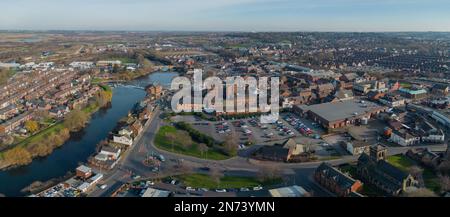 Castleford dans le West Yorkshire vu du dessus, avec le centre-ville, les quartiers environnants et la rivière Aire visibles. Banque D'Images