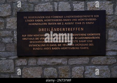 Plaque commémorative pour la réunion des trois pays des gouvernements régionaux et des puissances occupantes le 02.08.1948, Château de Hohenneuffen, Hohen Neuffen, Neuffen, Bade-Wurtemberg, Allemagne Banque D'Images