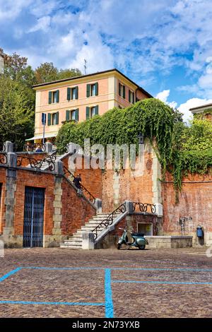 Maison pittoresque située au-dessus d'un parking dans la ville d'Asolo, dans le nord de l'Italie. Dans le parking il y a un scooter Banque D'Images