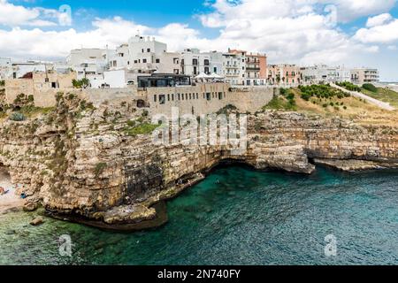 Vue sur la ville, le point de vue du Lama Monachile Belvedere, Polignano a Mare, Puglia, Italie du Sud, Europe Banque D'Images