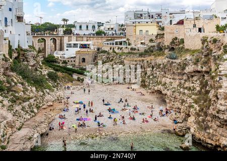 Lama Monachile, petite plage de galets entre les falaises, Ponte Borbonico, vieille ville, Polignano a Mare, Puglia, Italie du Sud, Italie, Europe Banque D'Images