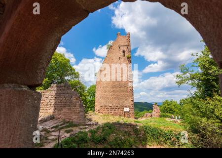 Husseren-les-Châteaux (ö€°usern), trois châteaux de Husseren-les-Châteaux (Drei Exen ou Hoh-Egisheim, Haut-Eguisheim ou les trois Cö€šteaux díEguisheim, les trois châteaux d'Eguisheim) en Alsace (Elsass), Haut-Rhelsass (France) Banque D'Images