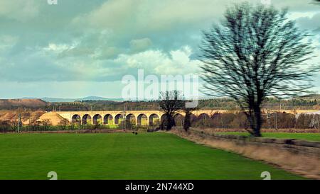 Almond Viaduct sur le chemin de fer d'Édimbourg et de Glasgow juste à l'ouest d'Édimbourg. Depuis l'autoroute M8 Banque D'Images