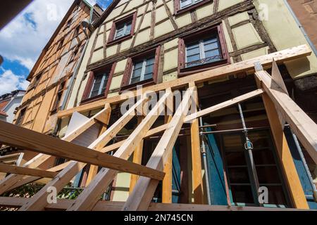 Colmar (Colmer, Kolmar), maison à colombages soutenue contre l'effondrement, vieille ville d'Alsace (Elssass), Haut-Rhin (Oberelsss), France Banque D'Images