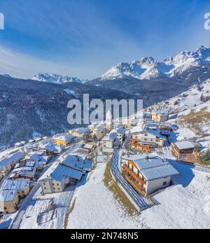 Italie, Vénétie, province de Belluno, San Nicolo di Comelico, le village alpin de Costa en hiver, Dolomites Banque D'Images