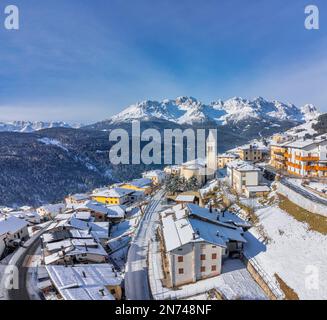 Italie, Vénétie, province de Belluno, San Nicolo di Comelico, le village alpin de Costa en hiver, Dolomites Banque D'Images