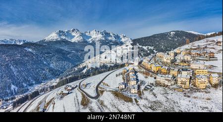 Italie, Vénétie, province de Belluno, San Nicolo di Comelico, le village alpin de Costa en hiver, Dolomites Banque D'Images