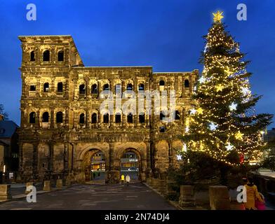 Porte de la ville romaine Porta Nigra à l'heure de Noël, Trèves, Mosel, Rhénanie-Palatinat, Allemagne Banque D'Images