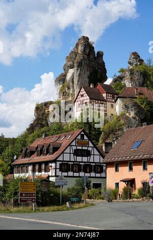 Allemagne, Bavière, haute-Franconie, Comté de Bayreuth, Suisse franconienne, Pottenstein, Felsendorf Tüchersfeld Banque D'Images