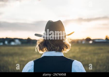 Homme avec chapeau de cow-boy, portrait, vue arrière Banque D'Images