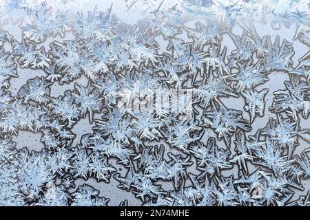 arrière-plan horizontal naturel - glace bleue surgelée sur la surface de la fenêtre de la maison verre gros plan sur le froid hiver jour Banque D'Images