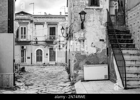 Allée abandonnée et maisons vides à Lesina, une petite ville de Gargano, dans le sud de l'Italie Banque D'Images