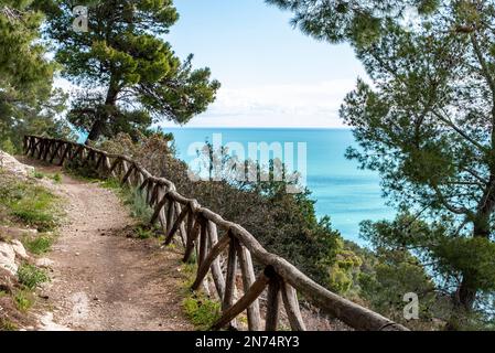 Randonnée pédestre du célèbre sentier de la nature Mergoli Vignanotica, péninsule de Gargano dans le sud de l'Italie Banque D'Images