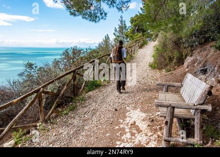 Randonnée pédestre du célèbre sentier de la nature Mergoli Vignanotica, péninsule de Gargano dans le sud de l'Italie Banque D'Images