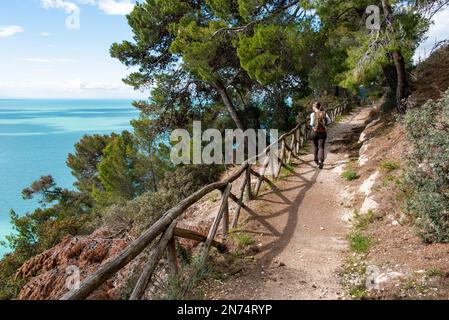 Randonnée pédestre du célèbre sentier de la nature Mergoli Vignanotica, péninsule de Gargano dans le sud de l'Italie Banque D'Images