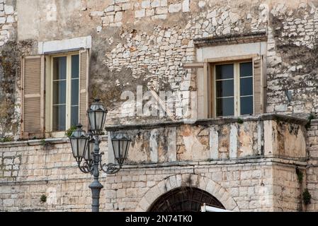 Balcon d'une maison en pierre dans le centre-ville de Trani, Italie du Sud Banque D'Images