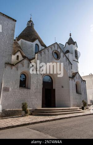 Célèbre église en forme de Trullo Sant'Antonio di Padova à Alberobello, Italie Banque D'Images