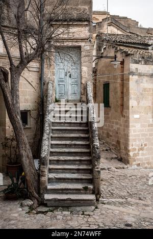 Escalier abandonné menant à une porte fermée dans la ville italienne typique de Matera, Italie Banque D'Images