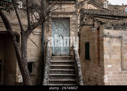 Escalier abandonné menant à une porte fermée dans la ville italienne typique de Matera, Italie Banque D'Images