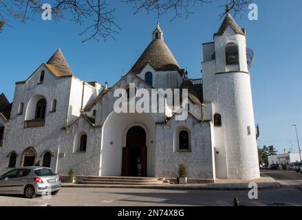 Célèbre église en forme de Trullo Sant'Antonio di Padova à Alberobello, Italie Banque D'Images