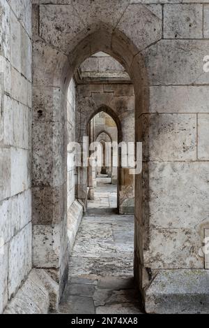 Promenez-vous dans la façade de la cathédrale gothique de Ratisbonne en Bavière, en Allemagne Banque D'Images