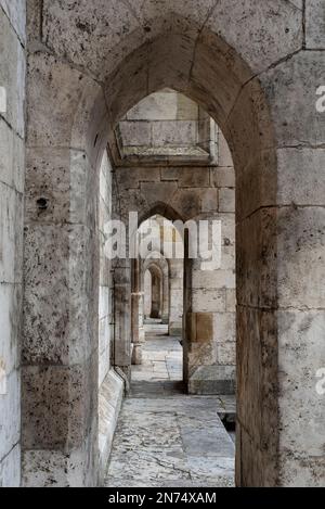 Promenez-vous dans la façade de la cathédrale gothique de Ratisbonne en Bavière, en Allemagne Banque D'Images